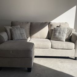 Sectional Sofa With Reversable Chaise W Delivery