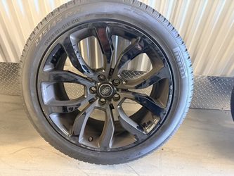 Range Rover 4 Pirelli tires and 20” rims set.