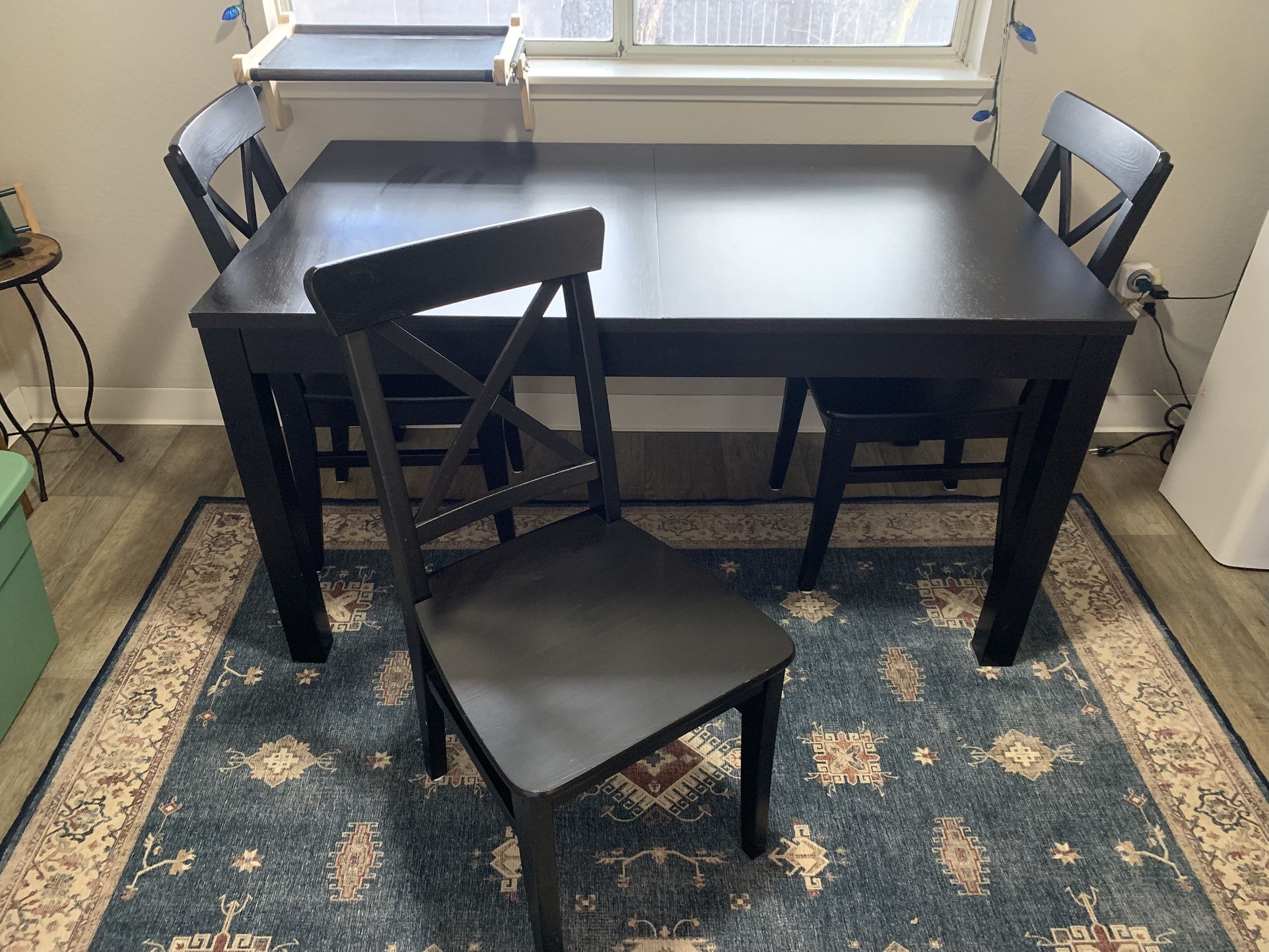 Dining table + 4 chairs -pending-