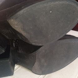 Knee High Size 7 Black Boots With A Bow On The Back