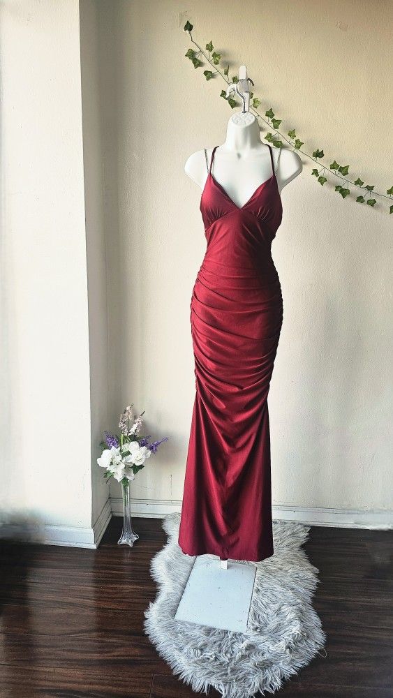 Burgundy fitted dress with beautiful silver ringhstones straps, and lace closure in the back
/ PARTY / WEDDING / PROM / CHRISTMAS/ FITTED DRESS