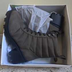 Combat Olive Green Shoe boot. Size 8 1/2 