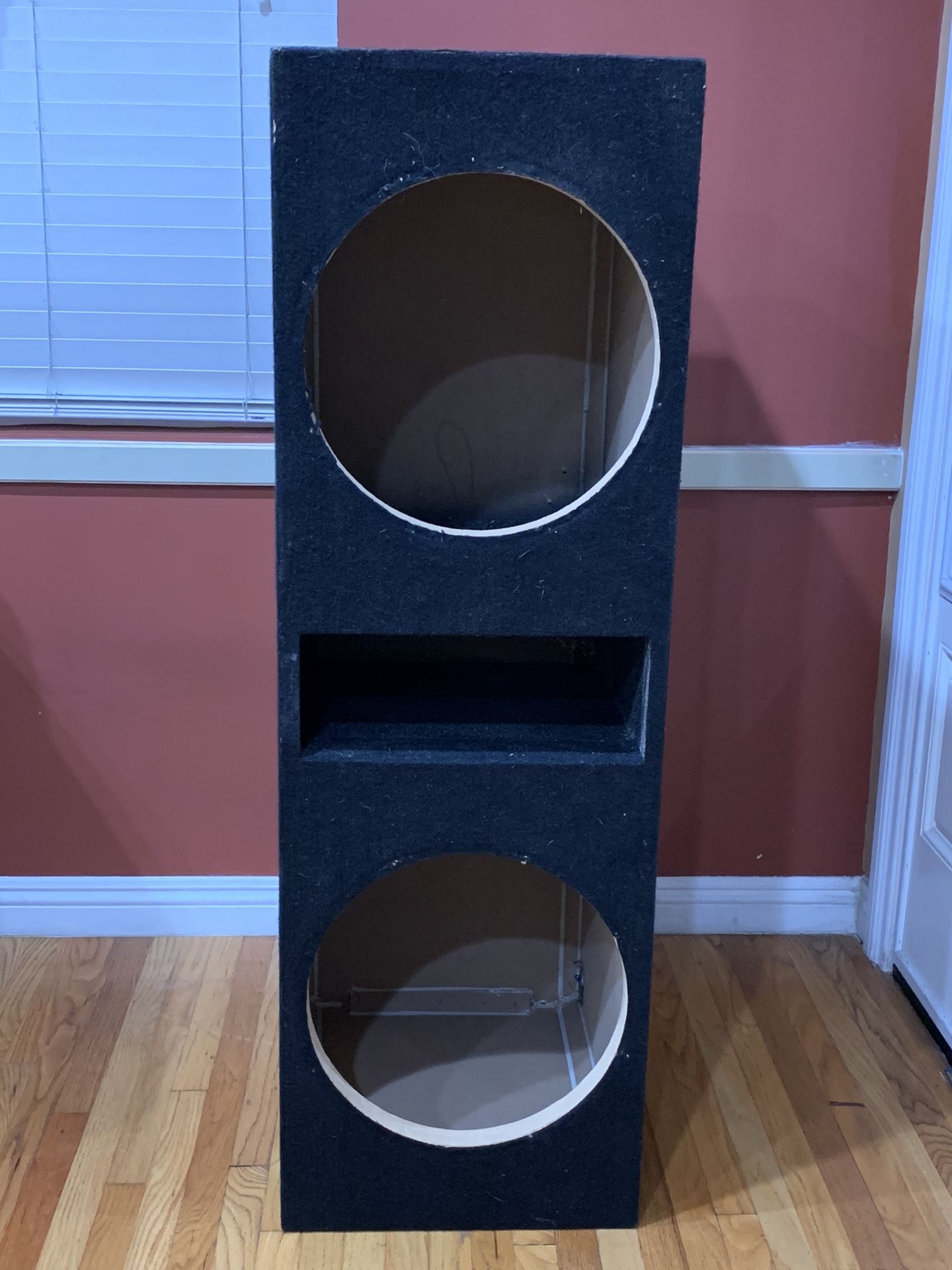 Custom Made Competition Very Well Built 15” Woofer/Subwoofer Black Carpet Center Port Box
