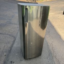 Upright LG 5.8 Cubic Freezer Free Local Delivery/30 Day Warranty