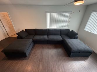 6-Seat Black Modular Sectional