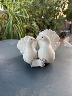 Lladró White Porcelain Couple Of Doves Pair Figurine