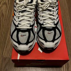NIKE AIR PRGASUS 2005(white  Safety Orange Black)