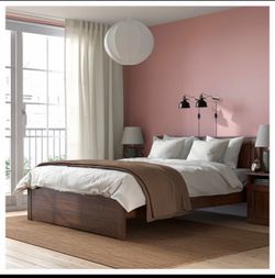 Modern Walnut Queen Platform Bed Frame – Excellent Condition