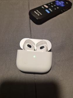 White ear buds air pod