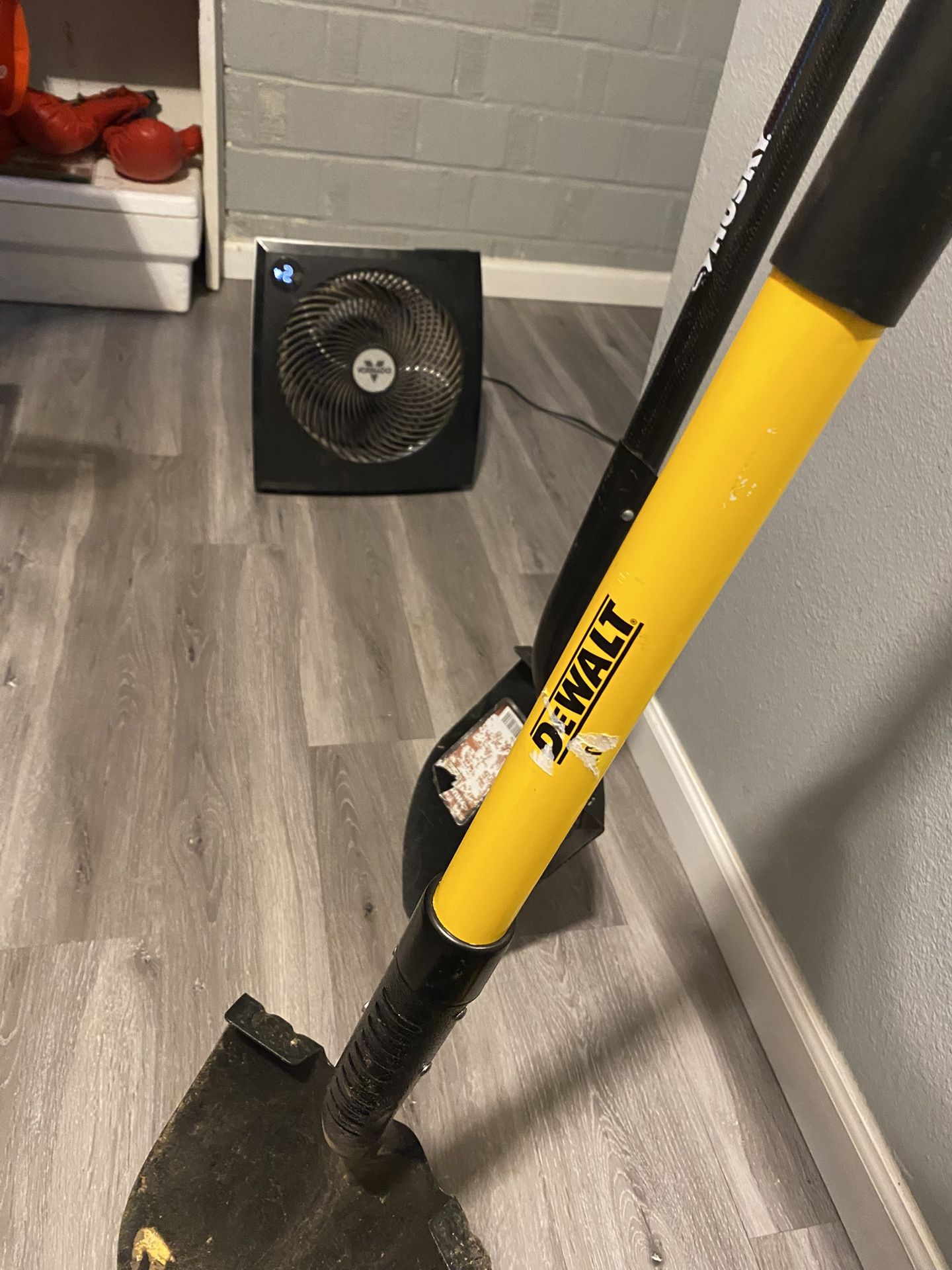 Dewalt Fiberglass Handle Carbon Steel Digging Shovel Heavy Duty