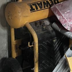DEWALT COMPRESSOR 