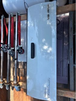 2009 Toyota Tacoma OEM tailgate V6 SR5