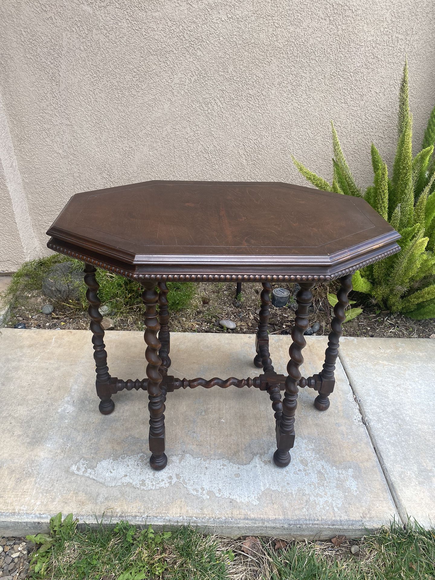 Selling A Beautiful Vintage 6 Twisted Leg Table 