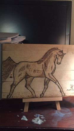 Caballo pirografiado en madera echó a mano