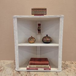 WHITE WICKER CORNER HANGING/TABLETOP SHELF