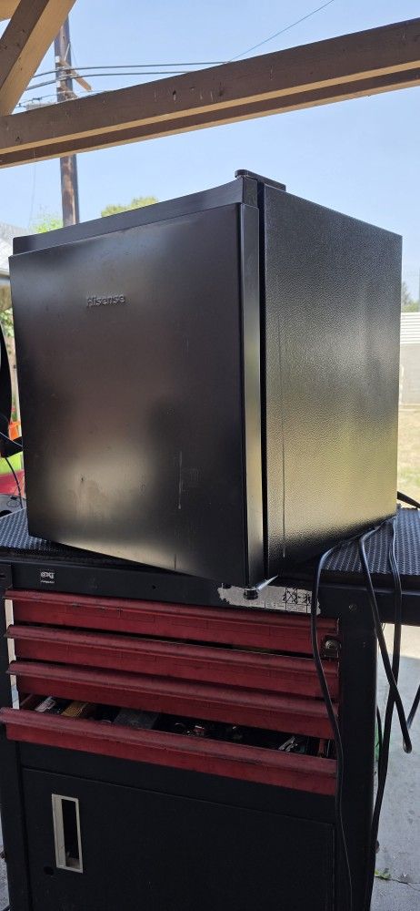Hisense Mini Cooler Works Great