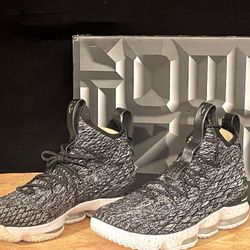 NEVER WORN STILL IN BOX NIKE LEBRON 15 TENNIS SHOES SIZE 11