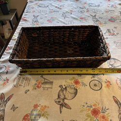 Rectangular woven basket 