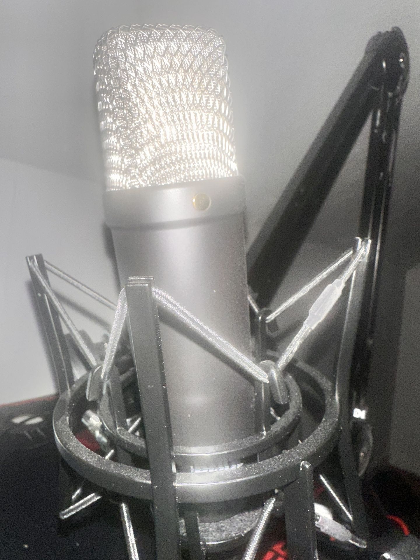 RØDE NT1 Signature Series Condenser Microphone with SM6 Shockmount and Pop Filter - Black