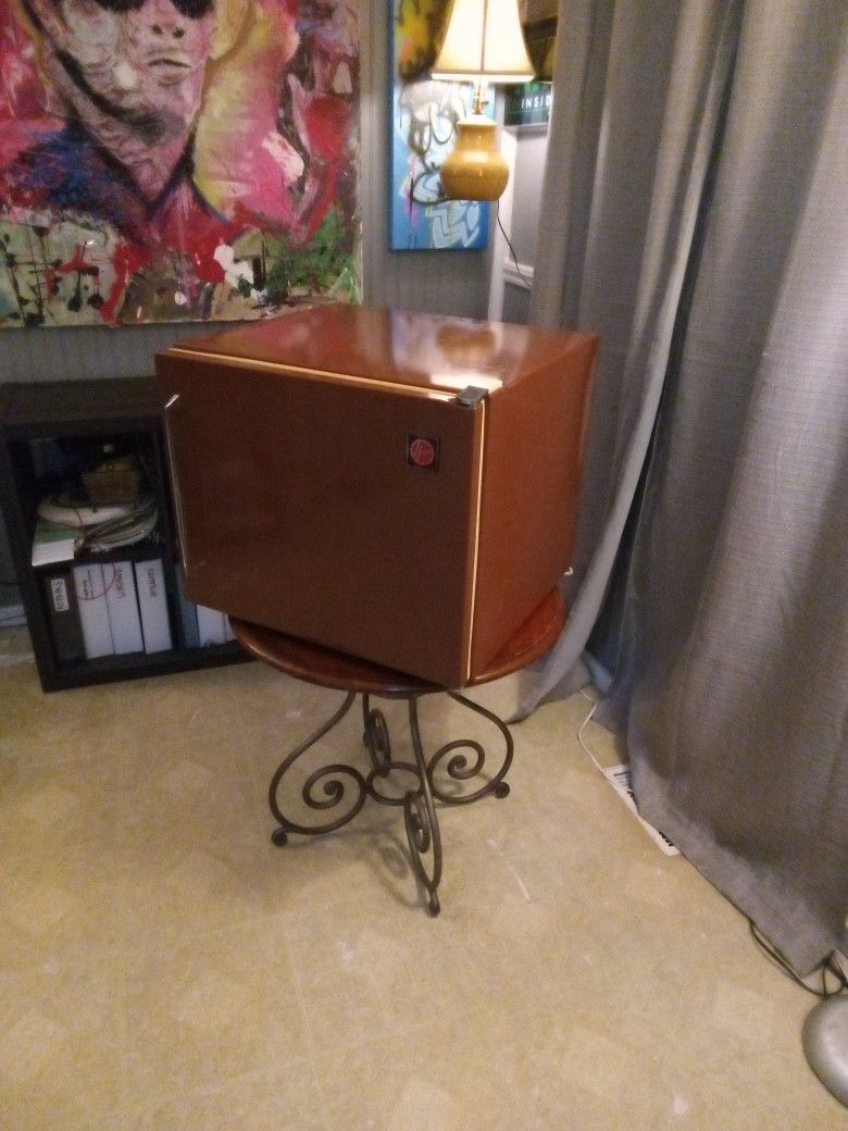 CLASSIC/ VINTAGE HOOVER MINI FRIDGE