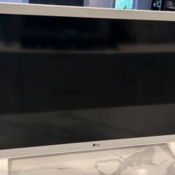 24inch Flat Screen TV With Remote 