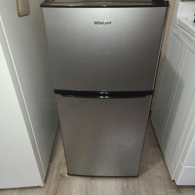 Whirlpool Mini Fridge / Model #WH40S1E