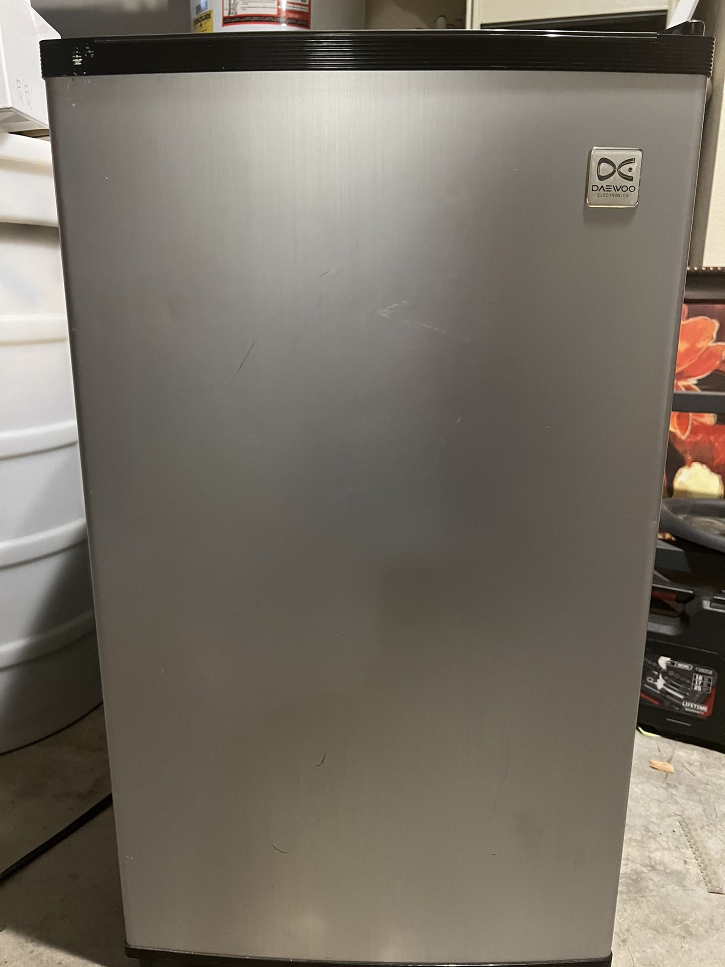 Daewoo FR-147RV Mini Refrigerator 