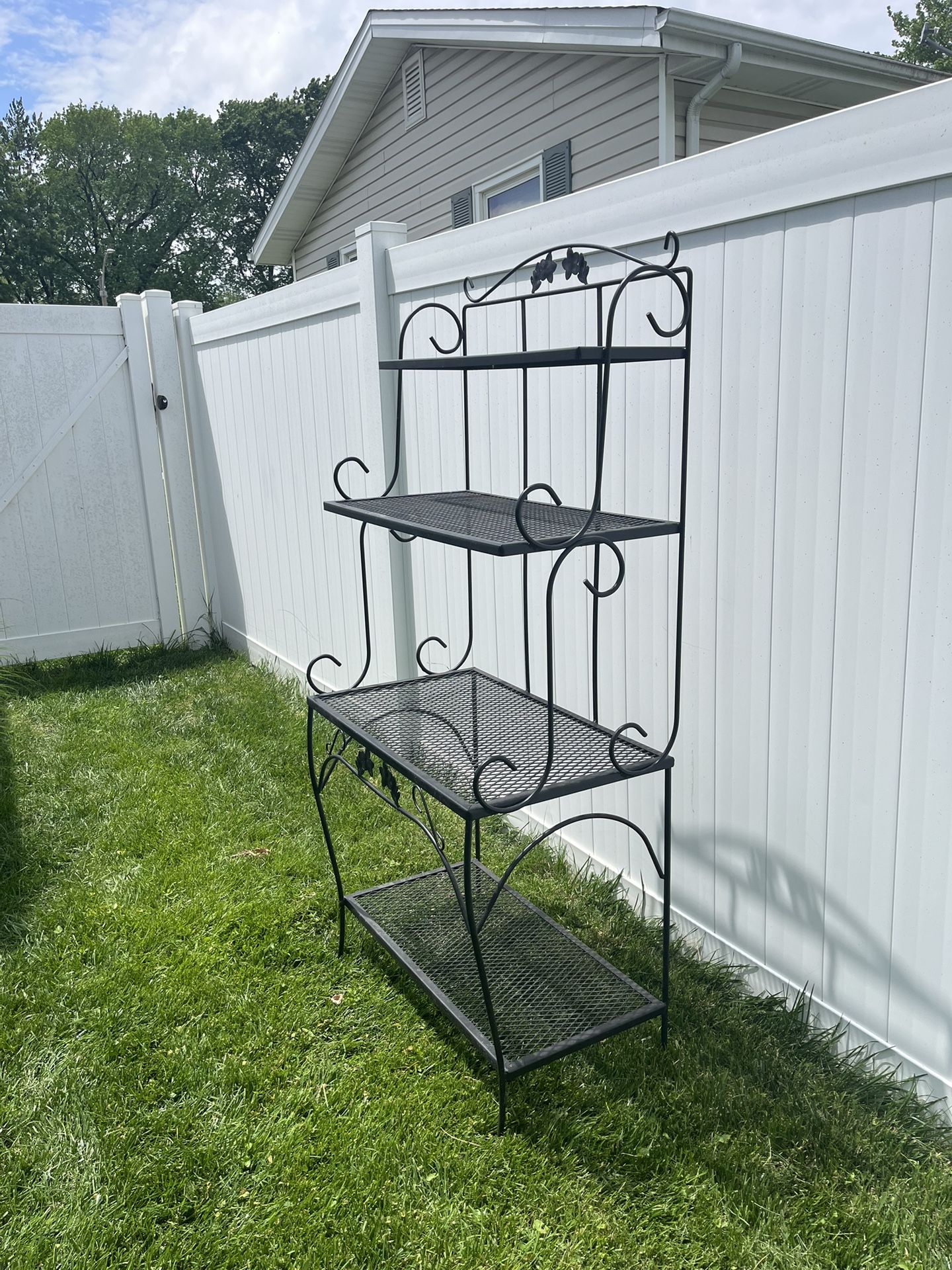 Black Metal Bakers Rack. 