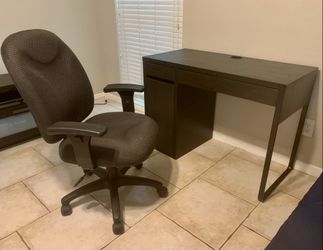 Black desk and chair