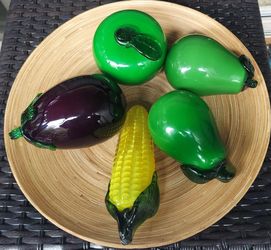 VINTAGE ART GLASS FRUIT/VEGETABLE DECOR SET FOR $25 ( 4 PIECES ) WOODEN PLATE NOT INCLUDED!!