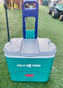 Rubbermaid Rolling Cooler with Telescoping Handle