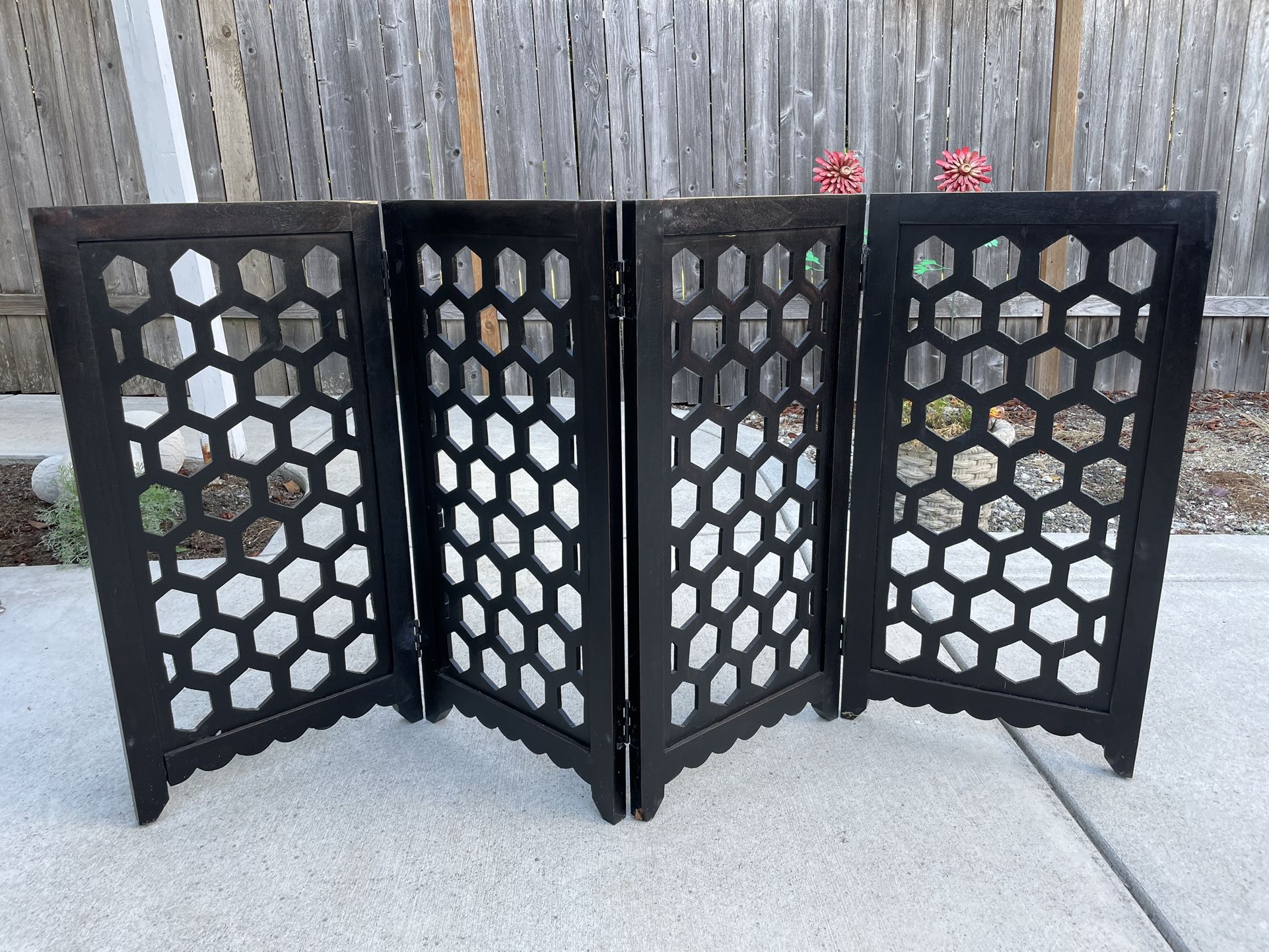 Foldable divider / partition