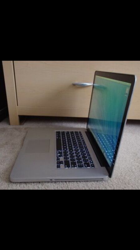 Apple MacBook Pro 15" Laptop Computer * Like New + Perfect Shape !!! * Works Beautifully ! 500GB HD + 4GB Ram