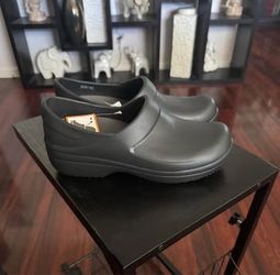 Women shoes Crocs Size 11 Pick up in Van Nuys CA