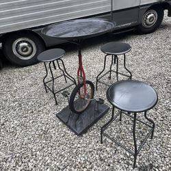 Unicycle table with three bench stools