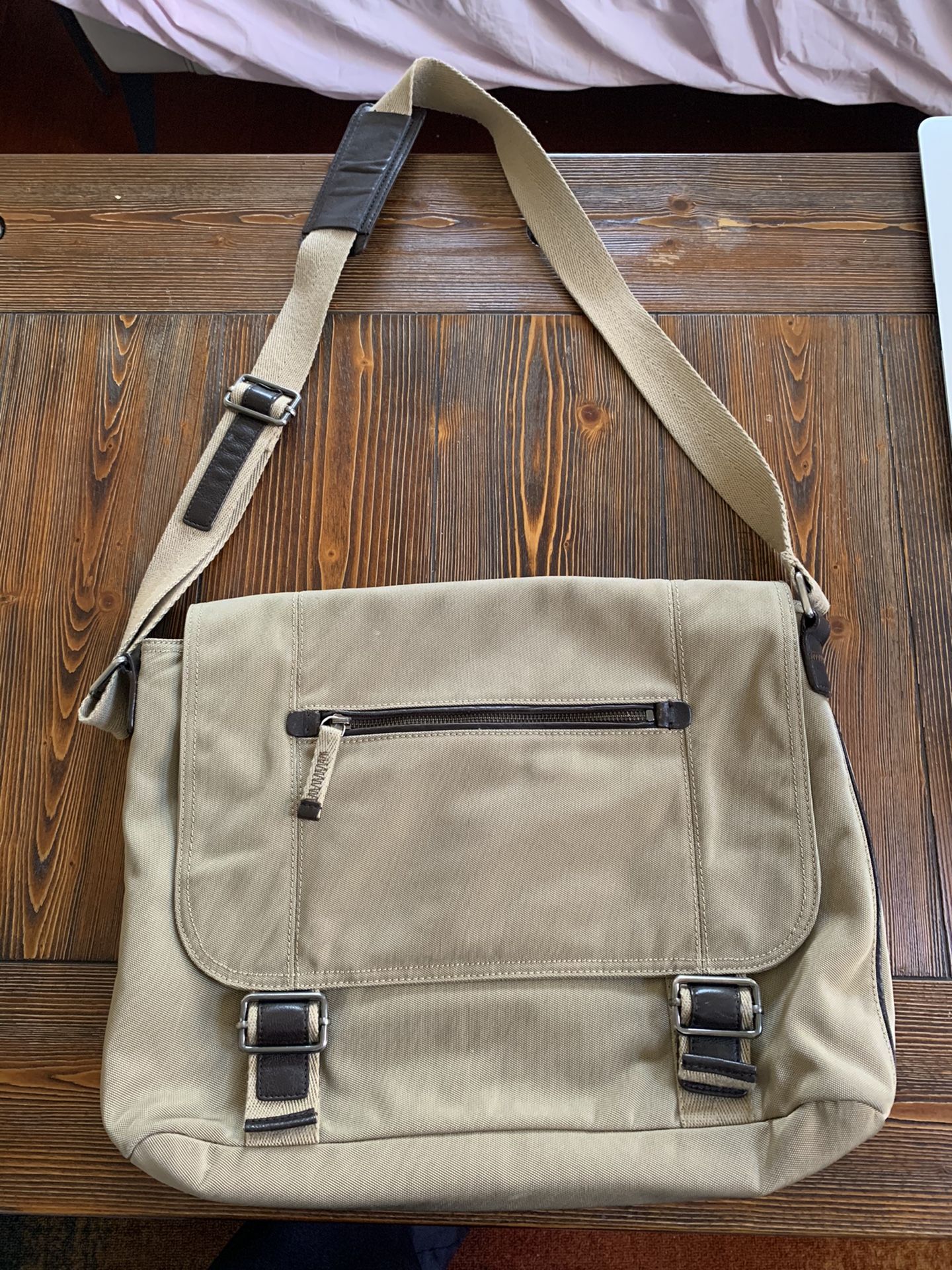 BANANA REPUBLIC MESSENGER BAG BACK PACK