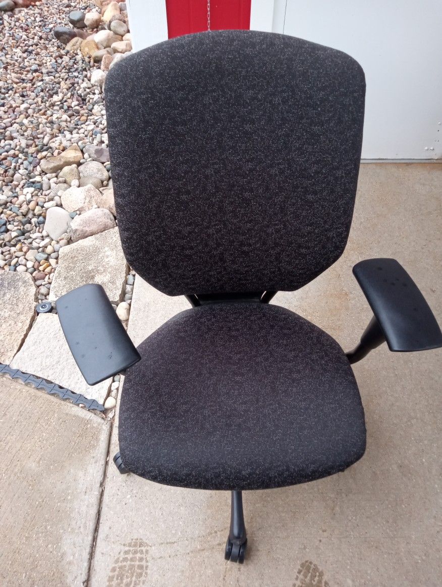 Newer good condition Executive HON Mfg resolution 6212 model Ergonomic office Chair