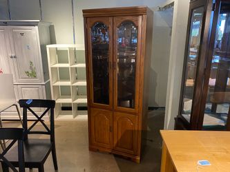 BROYHILL Illuminated Cabinet with Double Glass Doors