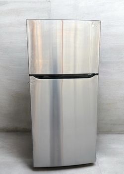 30” LG TOP FREEZER APARTMENT  SIZE REFRIGERATOR 20 CU FT STAINLESS MODEL 2023 “WORKS GREAT “