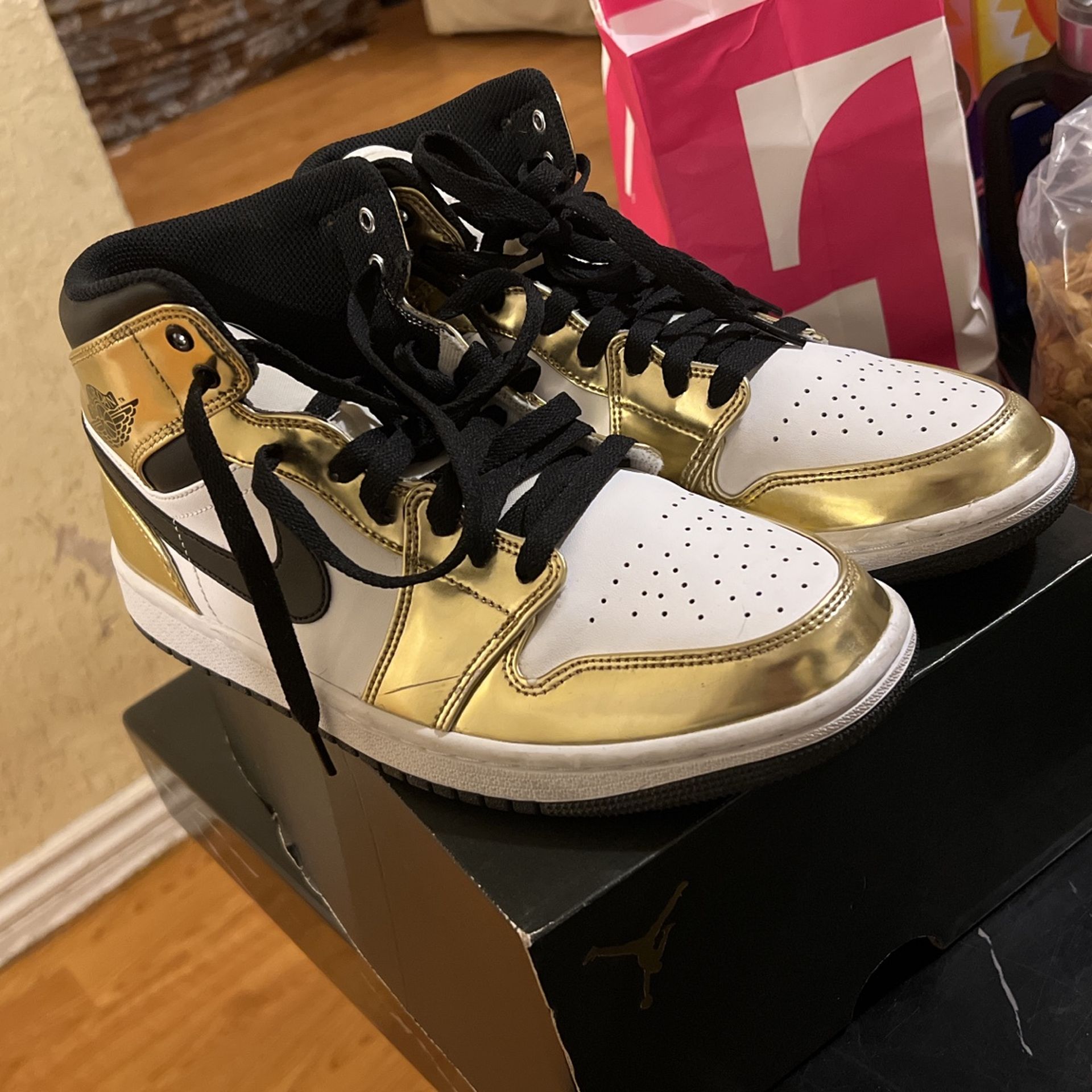 Air Jordan Mid Se Metallic Gold 1/2