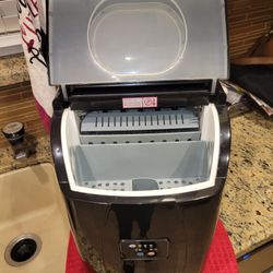 Icemaker, Excellent Condition. Ice In 10 Min. Home Bar, Rv, Or Just Extra Ice. Fun Shape Ice.