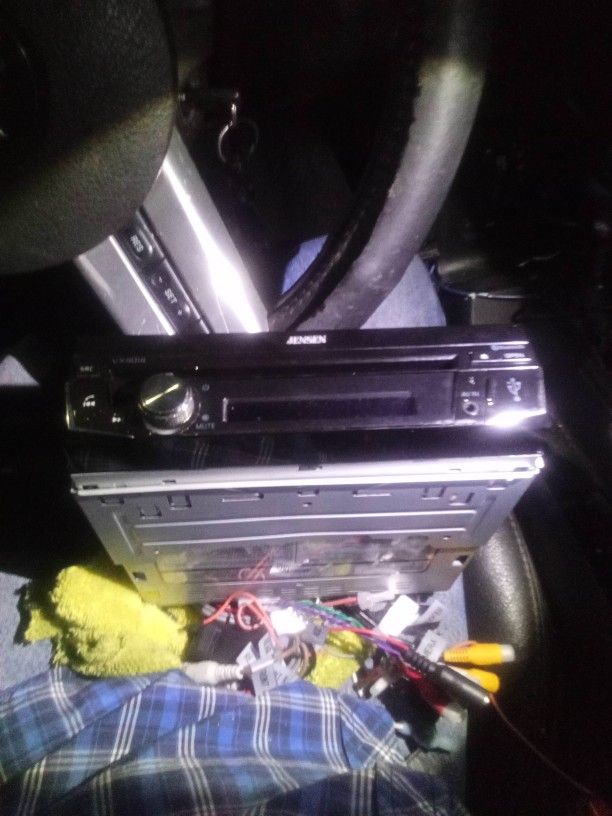 Jensen Audio Receiver Bluetooth DVD Rollout Screen Very Clean No Scratches