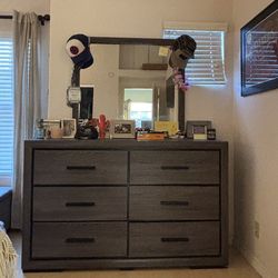Dresser w mirror and two matching nightstands
