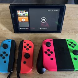 $200 NINTENDO SWITCH +2 GAMES +EXTRA JOYCONS