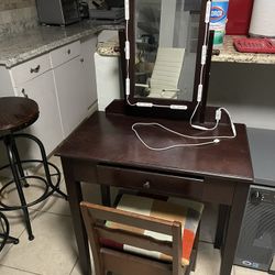Vanity w/Chair & Lights