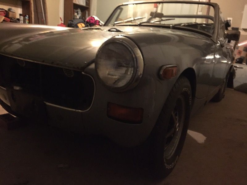 1975 MG Midget with extra parts and wheels