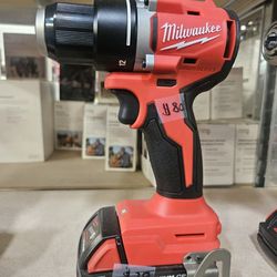 Milwaukee M18 Drill Driver With 2.0 Battery 