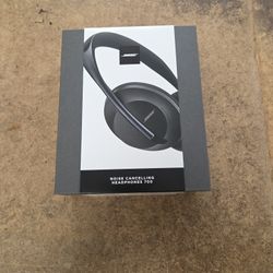 Bose 700 Noise Cancelling Headphones NEW