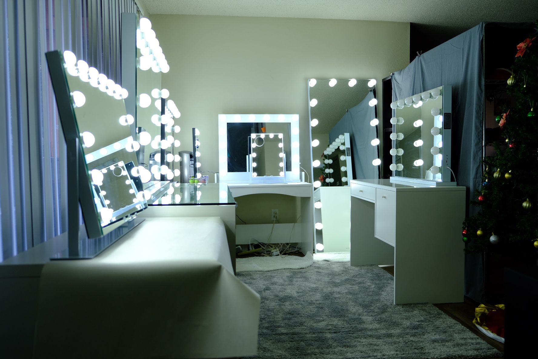 Brand New Vanity Mirrors (only Mirror Or A Set )With Different Features,Sizes And colors 