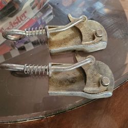 Heavy duty wire fence pullers.  1000lbs
